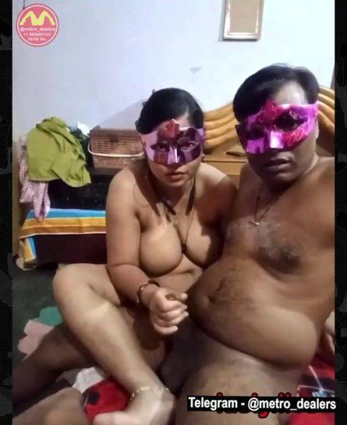 Desi Horny Couple Strip Chat Private Milk On Glass And Face Showing - Sleep - xtits.com - India on gratiscinema.com