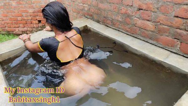 Desi Village Bhabhi Outdoor Bathing On Public Place Indian Hindi - desi-porntube.com - India on gratiscinema.com