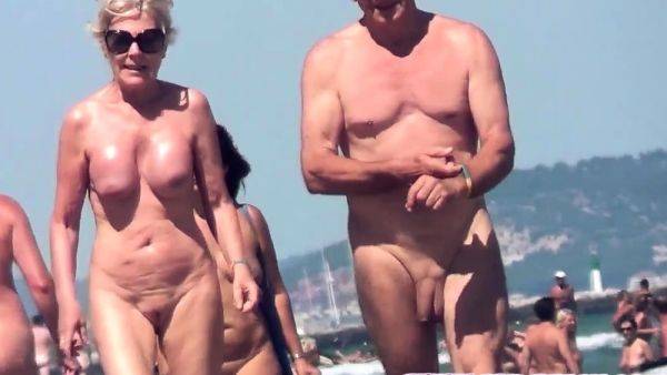 Nude Amateurs Beach Couples Walking On The Beach Compilation - drtuber.com on gratiscinema.com