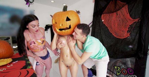 Sexy ass girls turn Halloween party into genuine FFM perversions - alphaporno.com on gratiscinema.com