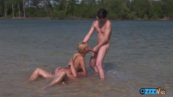 Rough Double Penetration With A Hot Blonde In Shallow Waters - videomanysex.com on gratiscinema.com