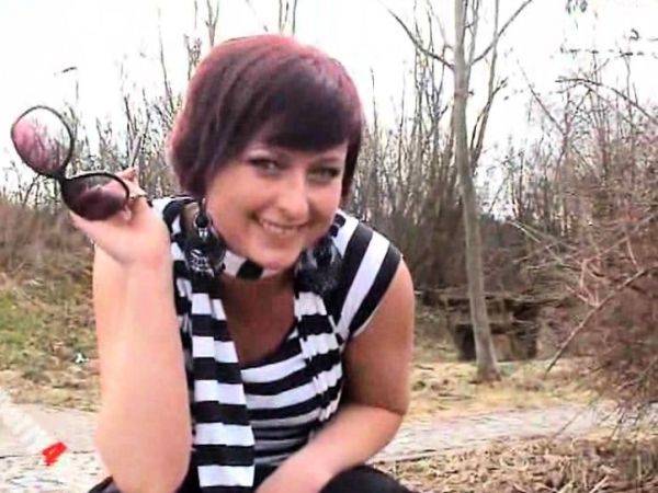 Solo eurobabe masturbating outdoors - drtuber.com on gratiscinema.com