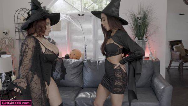 Halloween perversions between two chicks with stunning forms - xbabe.com on gratiscinema.com