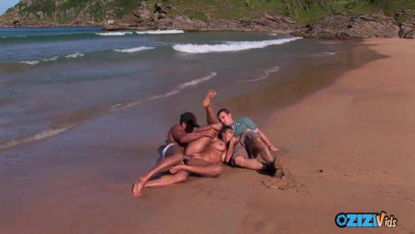 Hardcore Sex On The Beach With A Whorish Brunette - hotmovs.com on gratiscinema.com