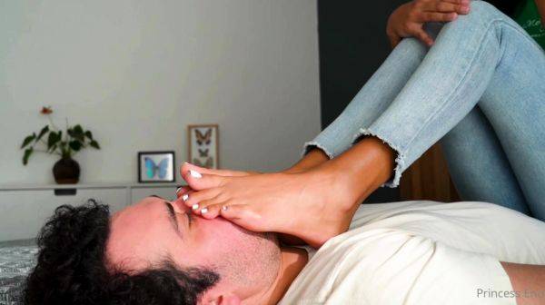 Amateur Foot Fetish Girlfriend Sucks and gives a Footjob - drtuber.com on gratiscinema.com