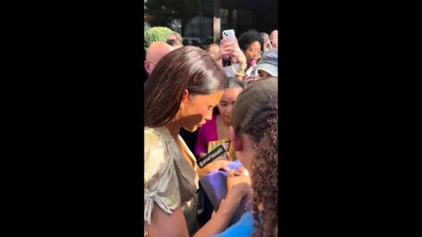 Zendaya nipple slip at a fan signing - drtuber.com on gratiscinema.com