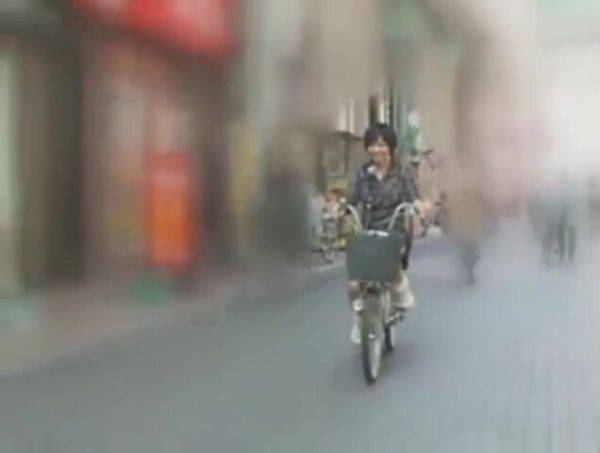 03541 Acme in agony on bicycle - hclips.com - Japan on gratiscinema.com