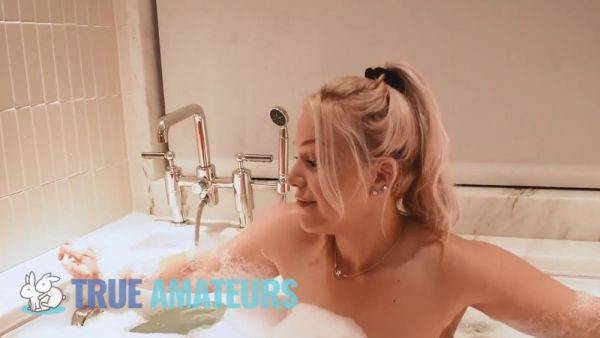 Chelsea Vegas' POV bath & man-on-doggy-style action with her busty tits and manly body - sexu.com on gratiscinema.com