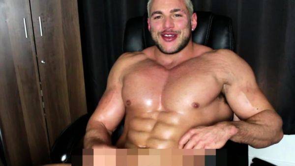 Tanned football hunk - drtuber.com on gratiscinema.com