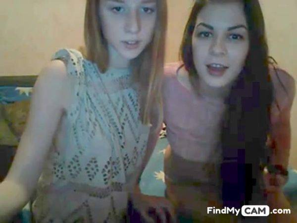 Two Girls kissing on Webcam - xhand.com on gratiscinema.com