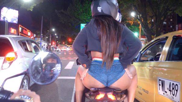 Colombian latina shows off her big ass in public during a motorcycle tour - txxx.com - Colombia on gratiscinema.com