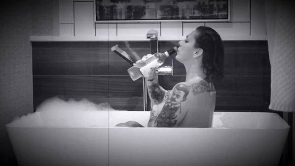 Danielle colby cushman nude bath xxx videos - drtuber.com on gratiscinema.com