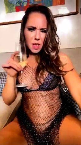 Mulher Melão peituda deliciosa se exibindo e usando - drtuber.com on gratiscinema.com