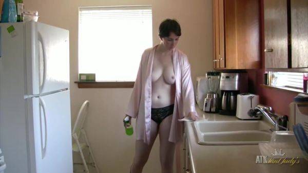 Inara Byrne Cleans The Kitchen In The Nude Showing Her Sexy Mature Bod - videomanysex.com on gratiscinema.com