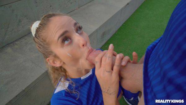 Lovely blonde babe Geishakyd gets fucked outdoors - xhand.com on gratiscinema.com