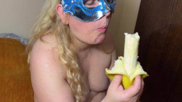 Ellie Does A Great Striptease With A Banana - hclips.com on gratiscinema.com