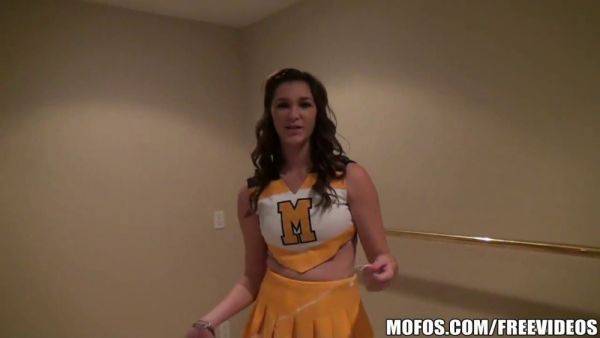 Cheerleader Holly flaunts her hot body in uniform & gives a sloppy BJ - sexu.com on gratiscinema.com