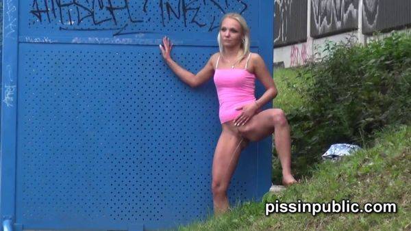 Watch these horny barbies risk their lives for WC in public and pee in the city center - sexu.com on gratiscinema.com