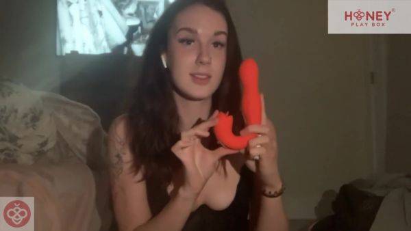 Ariana Jasmynee Tests Out The Rotating Head And G-spot Licker- Honeyplaybox - hclips.com on gratiscinema.com