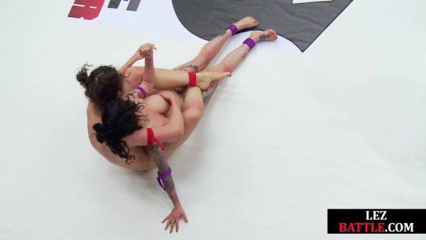 Wrestling dyke facesitting tattooed loser after fight - txxx.com on gratiscinema.com