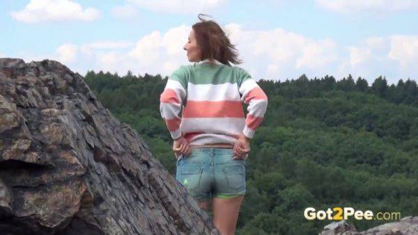 Pretty girl takes a piss while out walking in the country - sexu.com on gratiscinema.com