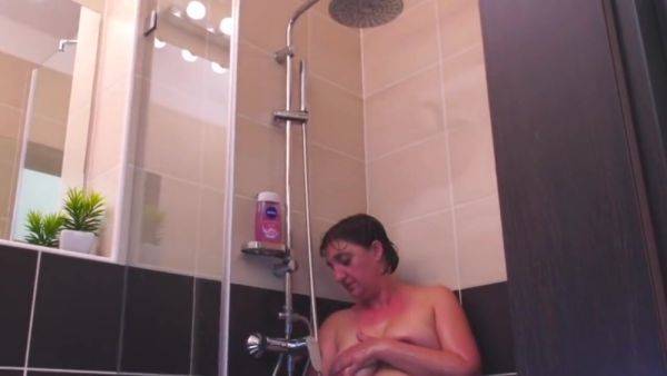 Watching curvy mom in shower - txxx.com on gratiscinema.com