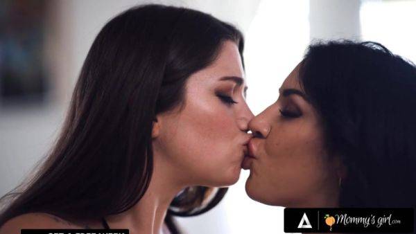 HOT LESBIAN GIRLS KISSING COMP! - Pristine edge - xtits.com on gratiscinema.com