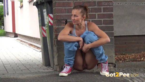 Lara Braun relieves herself in public with a walk and a pull - sexu.com on gratiscinema.com