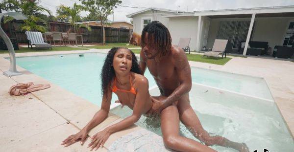 Aroused ebony goes very loud during outdoor pool porno with her new BF - alphaporno.com on gratiscinema.com