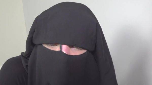 Muslim babe gets given a special gift - upornia.com - Czech Republic on gratiscinema.com