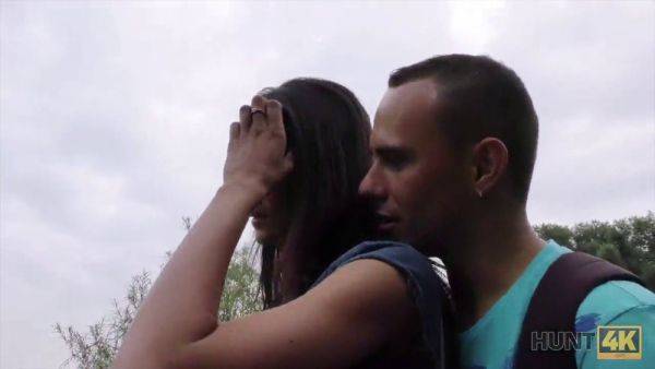 Watch how his girlfriend bangs for cash in the park and cuckolds him with her HD camera - sexu.com on gratiscinema.com