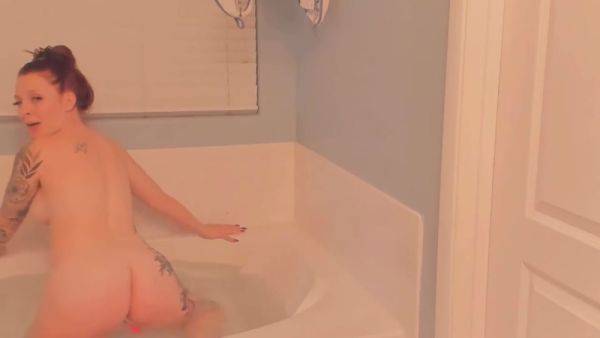 Stunning Ginger Slams Her Buttocks In The Bath - hotmovs.com on gratiscinema.com