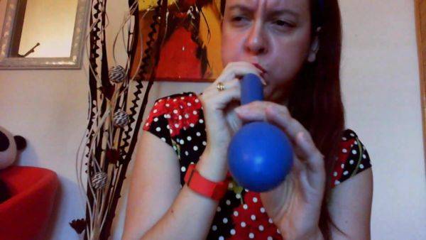 Nicoletta gioca con questi grandi palloncini fino a venire in un fantastico orgasmo - European - xhand.com on gratiscinema.com