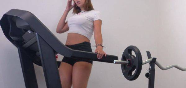 DOUBLE PENETRATION IN THE GYM, I work out and then I take two cocks - inxxx.com - Italy on gratiscinema.com