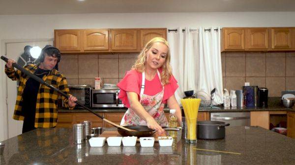 Energized MILF turns cooking show into genuine porno gems - xbabe.com on gratiscinema.com