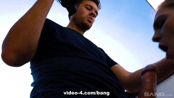 Tereza lets her man film himself fucking her in an abandoned lot - BANG - hotmovs.com on gratiscinema.com