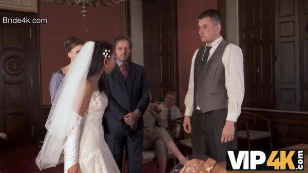 VIP4K. Couple starts fucking in front of the guests after wedding ceremony - hotmovs.com on gratiscinema.com