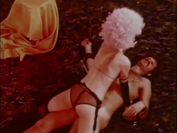 Fantasy Club Of America (1975) - tubepornclassic.com on gratiscinema.com