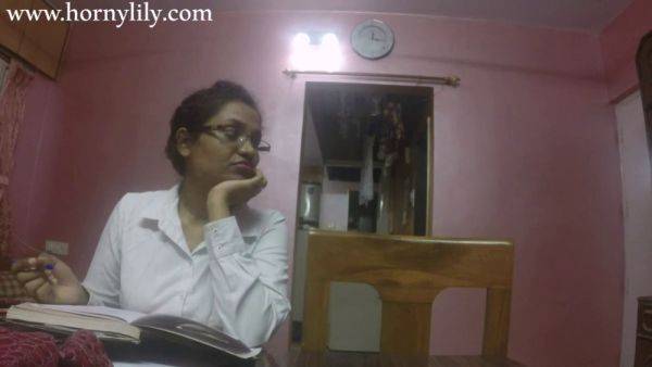 Horny Indian secretary with big boobs gets horny in the office - sexu.com - India on gratiscinema.com