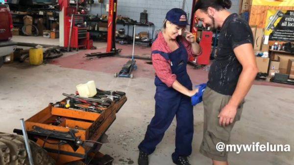 Mature mechanic lady prefers hot anal sex instead of paying for work. - anysex.com on gratiscinema.com