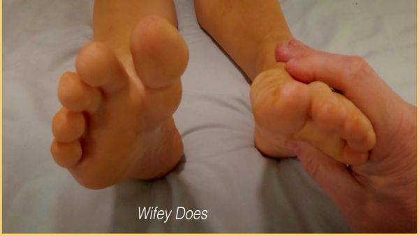 Wifey Gets Her Feet And Toes Massaged - videomanysex.com on gratiscinema.com