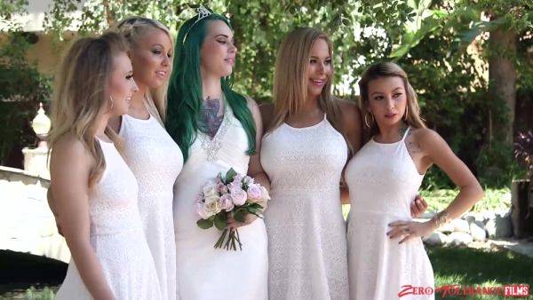 Appealing babes turn wedding party into loud orgy - hellporno.com on gratiscinema.com