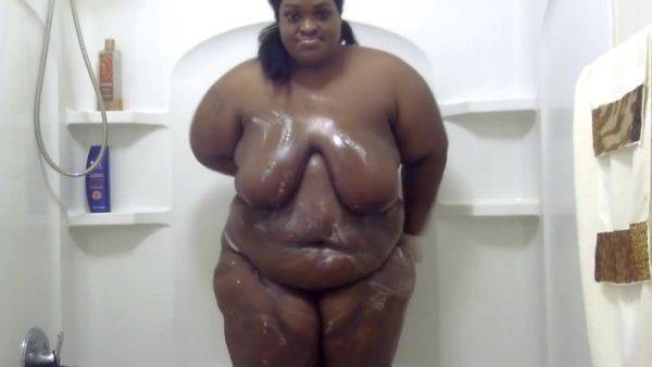 Fat Black Girl In The Shower - videohdzog.com on gratiscinema.com