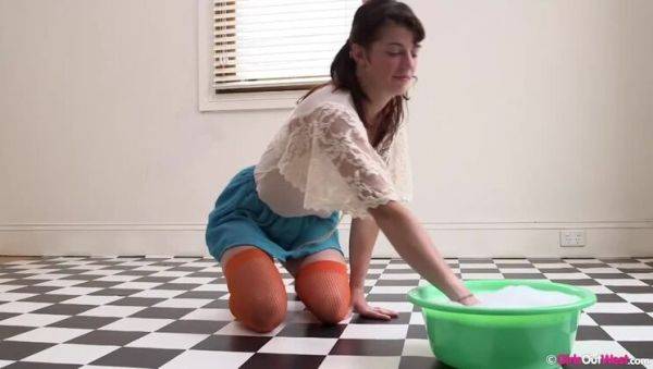 Pepita's Floor Cleaning: A Solo Amateur Experience - porntry.com on gratiscinema.com