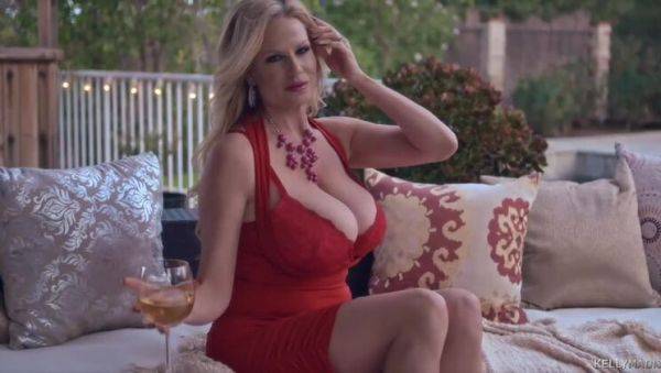 Kelly Madison's Smoking Hot Big Tits - veryfreeporn.com on gratiscinema.com