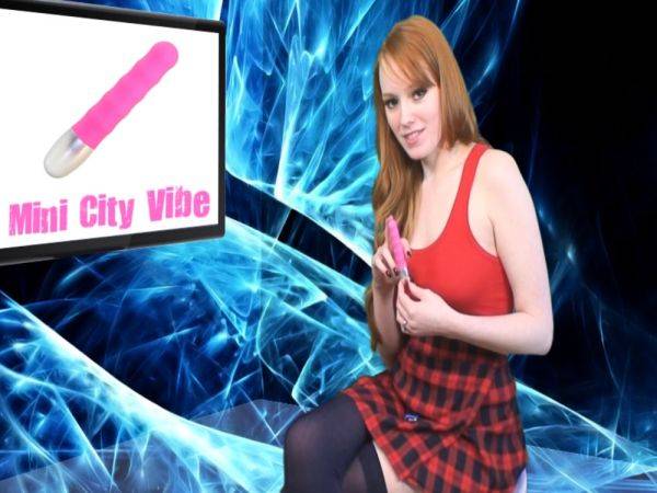 Redhead babe shows her hot body in naughty solo - drtuber.com on gratiscinema.com