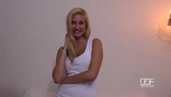 Sizzling Hot Encounter with Holly Belle - veryfreeporn.com - Czech Republic on gratiscinema.com