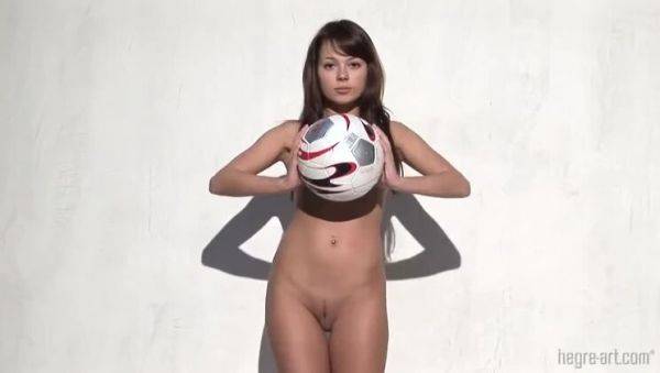 Brunette Soccer Player with a Big Booty - xxxfiles.com - Poland on gratiscinema.com