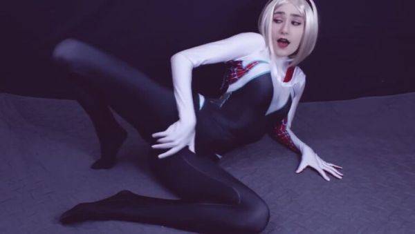 Cosplay Queen: Get Up Close & Personal with Blonde Spider Gwen - porntry.com on gratiscinema.com