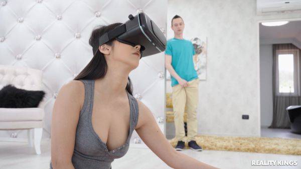 VR fantasy sex turns into reality once her stepbrother walks in on her - xbabe.com on gratiscinema.com